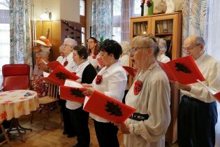Urodziny z Korczaczkami Grupa senioralna Korczaczki w trakcie występu