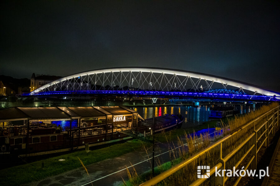 biało-niebieska kładka o. Bernatka 
