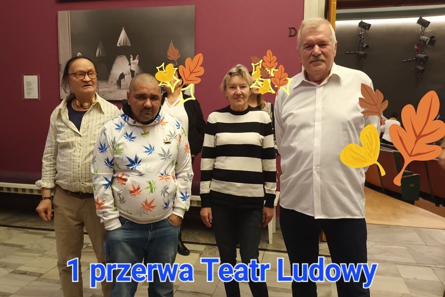kilka osób stojacych i pozujących do zdjęcia