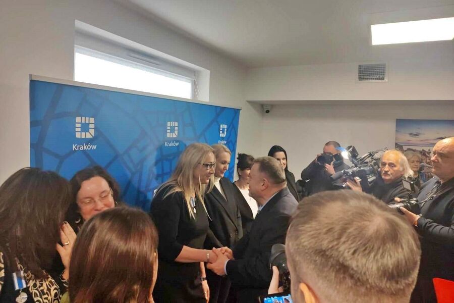 Na zdjęciu Pan Andrzej Kulig wręczający ordery zasłużonym pracownikom, autor: Dom Pomocy Społecznej im. św. Jana Pawła II w Krakowie