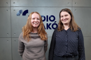 Relacja między rodzicami wpływa na dziecko - audycja w Radiu Kraków dwie uśmiechnięte kobiety stoją na tle logotypu radia kraków.