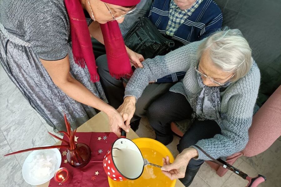 Lanie wosku przez dziurkę od klucza