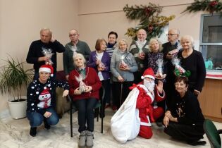 Mikołajki Grupa uczestników z Mikołajem