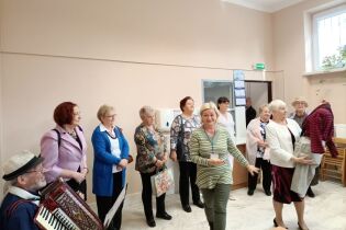 Spotkanie z cyklu Seniorzy – Seniorom Aktorzy przedstawiają skecz – prezentując model męża ze sklepu z odzieżą używaną