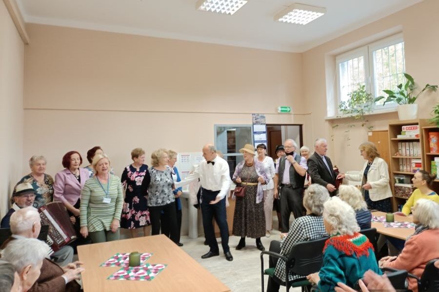 Aktorzy prezentują skecz – pokazują model męża współczesnego biznesmena