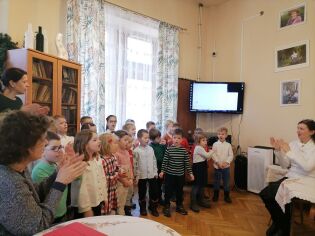 Spotkanie pastorałkowe z dziećmi z Przedszkola nr 42 Dzieci podczas występu w świetlicy DPS