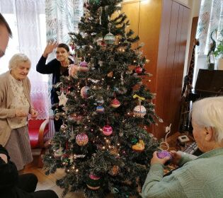 Ubieramy choinki Mieszkańcy DPS podczas ubierania choinki w świetlicy Domu