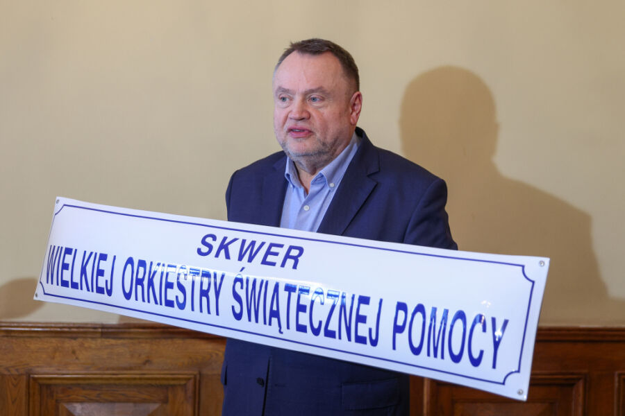 Tablica z nazwą skweru Wielkiej Orkiestry Świątecznej Pomocy