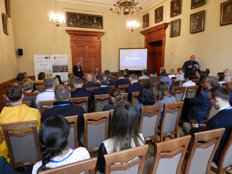 Zdjęcie przedstawia uczestników konferencji dot. tworzenia społeczności energetycznych