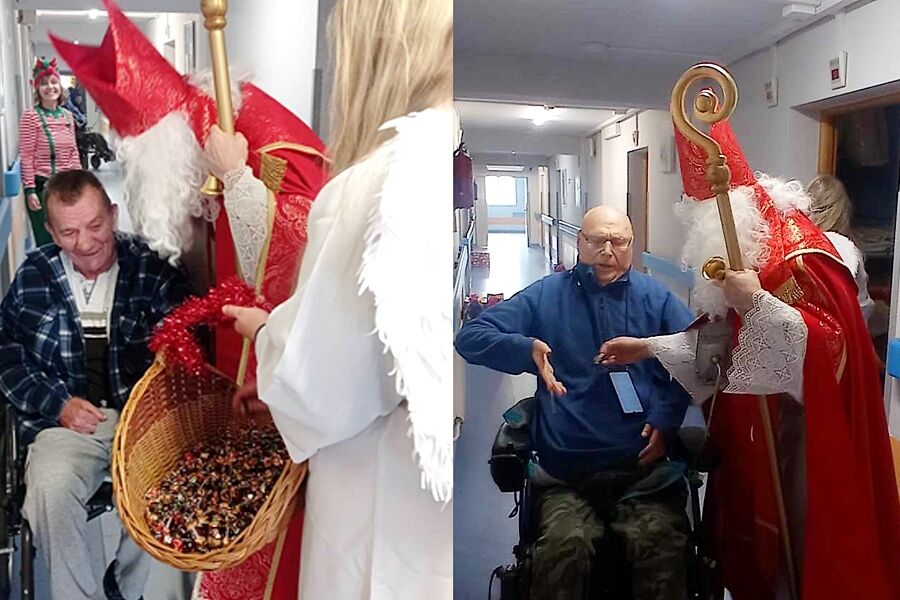 Mieszkańcy podczas spotkania z Mikołajem  