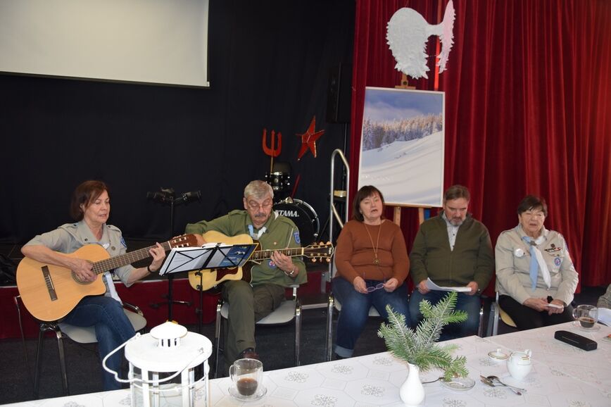 Pięcioro harcerzy, z których dwójka akompaniuje na gitarach