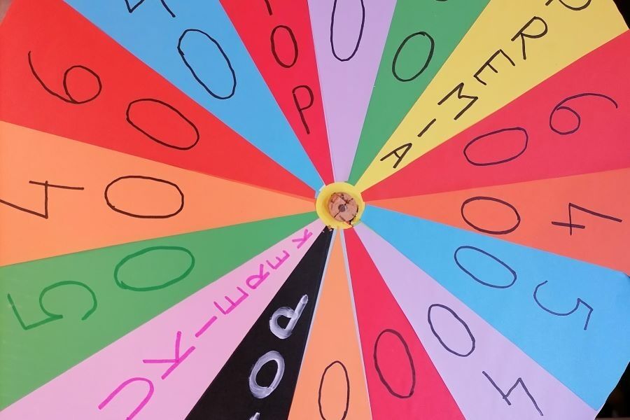 Koło Fortuny wykonane przez mieszkańców Domu w ramach zajęć terapii zajęciowej.