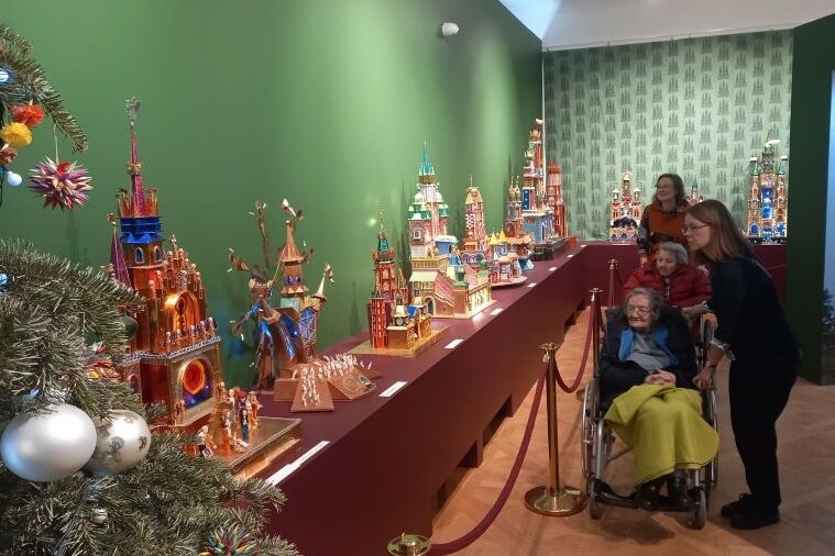 Mieszkańcy oraz pracownicy podczas oglądania Wystawy Szopek Krakowskich.