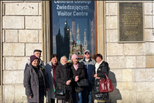 Szopki Grupa Uczestników przed muzeum.