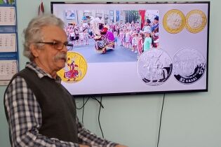 Legendy Starego Krakowa na lokalnych monetach turystycznych Pan Stanisław prezentuje na ekranie telewizora historię monety turystycznej z postacią Konika Zwierzynieckiego czyli Lajkonika