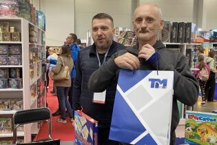 Festiwal i Targi gier planszowych BookGame Uczestnik odbierający nagrodę za wygrany mecz w Rummikub.