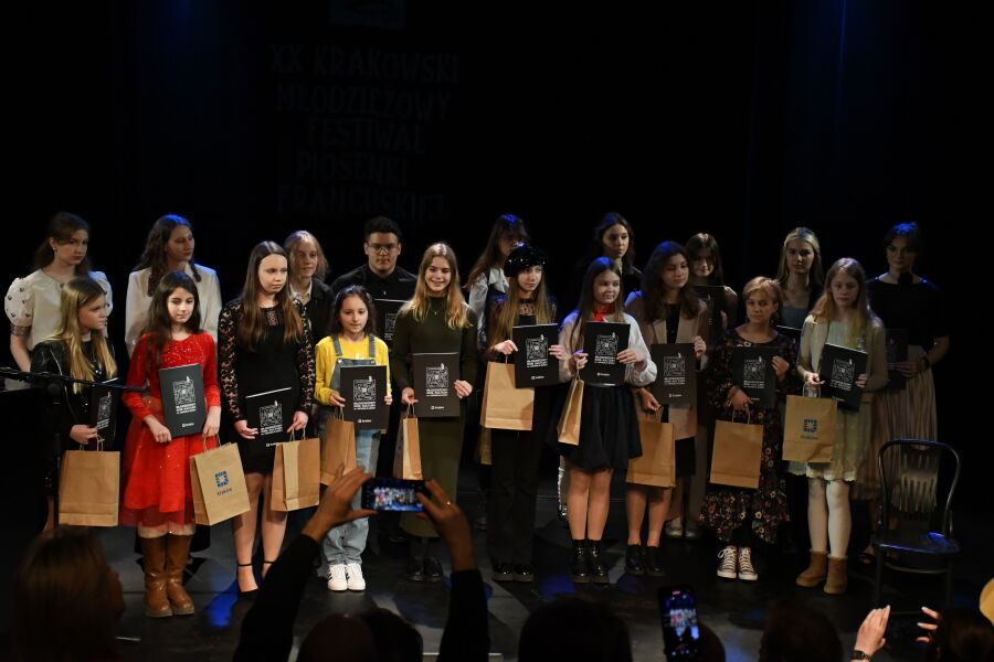 uczestnicy XX Krakowskiego Młodzieżowego Festiwalu Piosenki Francuskiej