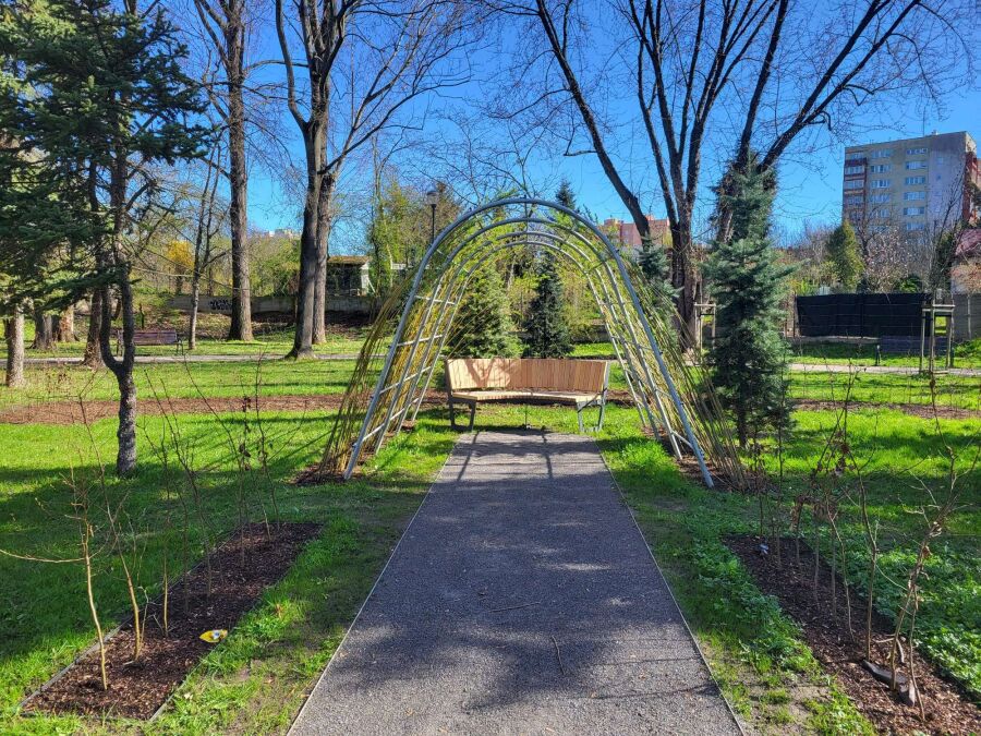 odnowiony plac zabaw w parku wyspiańskiego