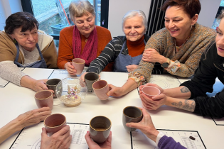 Słodki Dzień Kobiet Kubeczki z kakao i toast na cześć kobiet