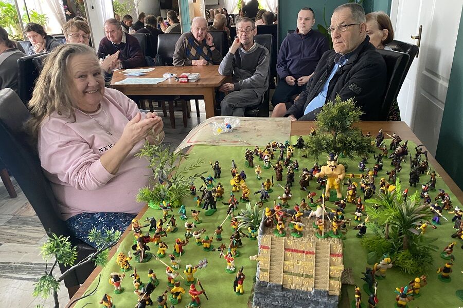 Uczestnicy z makietą z modeliną