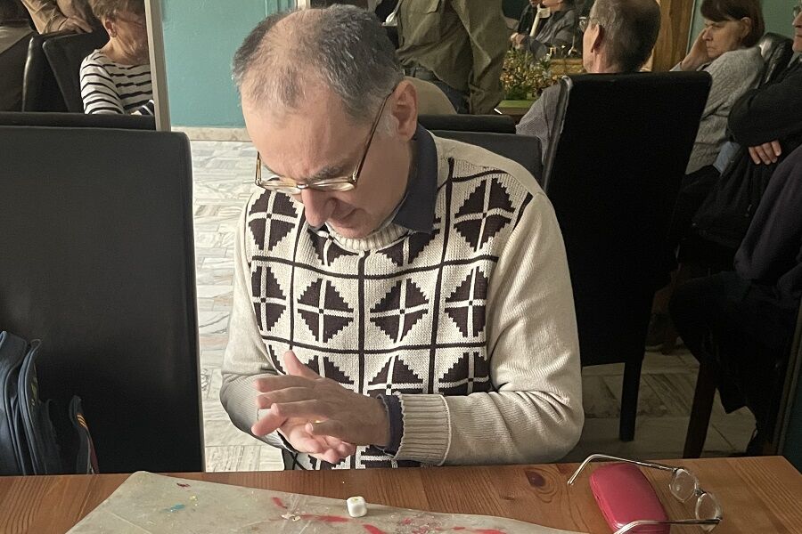 Uczestnik wykonuje figurkę z modeliny