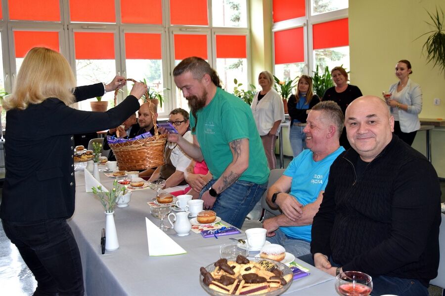 Dyrektor Domu wręczająca słodkie upominki