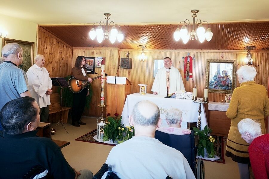 Celebrans, asysta liturgiczna oraz Mieszkańcy podczas Mszy Świętej Wielkanocnej 