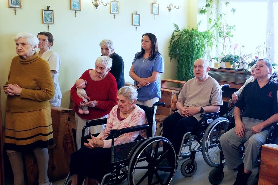 Uczestnicy Uroczystości w domowej kaplicy
