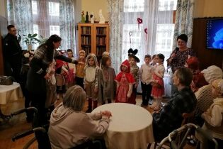 Świętujemy urodziny z Przedszkolakami Dzieci z przedszkola podczas występu.