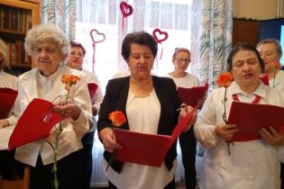 Dzień Kobiet z „Korczaczkami” Zespół „Korczaczki” podczas występu.