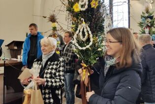 Radziwiłłowska na Konkursie Palm Wielkanocnych Mieszkanka Domu wraz z terapeutą i wykonaną palmą podczas wręczenia nagród.
