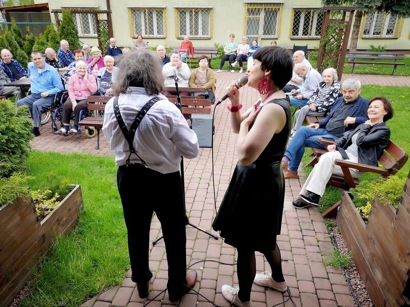 Duet wokalny i słuchająca ich publiczność