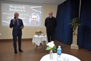„Wiersze są mi potrzebne jak dobra pogoda” 23.04.2024 Pan Dyrektor składa wita Pana Wojciecha Bonowicza.