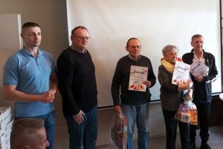 XVII Turniej Gry w Remika 25.04.2024 Dyrektor DPS Kluzeka, sędzia oraz medaliści turnieju.