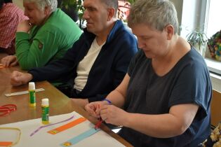 Mieszkanka robi zakładki do książek.
