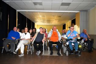 Uczestnicy projektu oglądają wyświetlany pokaz.