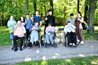 Mieszkańcy w trakcie spaceru pozują do zdjęcia wraz z przyjaciółmi.