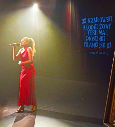 uczestniczka finału Młodzieżowego Festiwalu Piosenki Francuskiej 