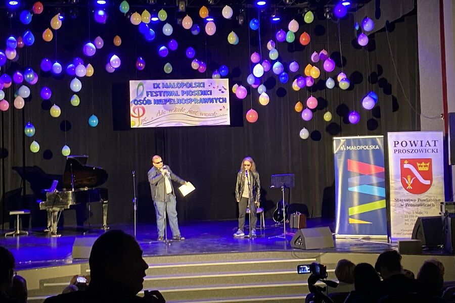 Uczestnicy podczas występu na scenie Centrum Kultury i Wypoczynku w Proszowicach.