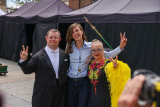 zdjęcie przedstawia Panią Wiceprezydent Miasta Krakowa Marię Klaman oraz dwie inne osoby podczas inauguracji Tygodnia Osób  z Niepełnosprawnosciami