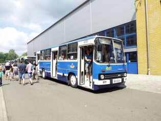 Zabytkowe autobusy i tramwaje na ulicach Krakowa