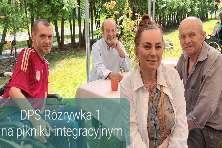 kobieta i trzech mężczyzn siedzą przy stole w plemerze