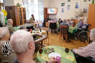 Podróż do Mozambiku Mężczyzna opowiada o Mozambiku podczas spotkania w świetlicy Domu