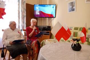 Witaj majowa jutrzenko! Mieszkanki Domu deklamują patriotyczne wiersze podczas obchodów świąt majowych w świetlicy.