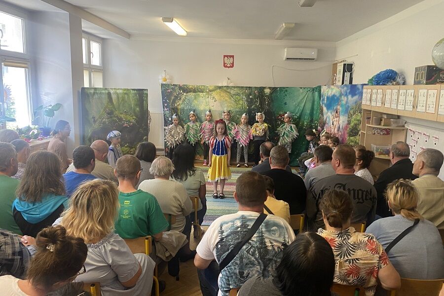 Śnieżka w towarzystwie aktorów-ptaszków