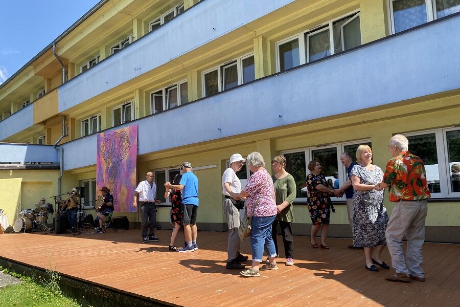 Uczestnicy podczas wspólnej zabawy na parkiecie