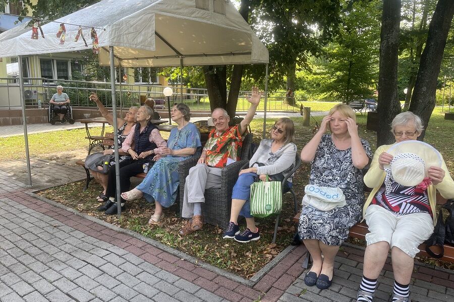 Uczestnicy odpoczywający po pląsach na parkiecie