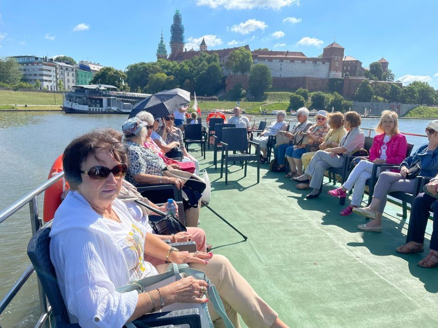 Seniorzy z Krakowa, mieszkańcy oraz pracownicy Domu podczas rejsu po Wiśle do Tyńca.