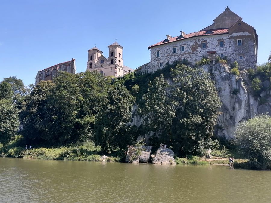 Widok ze statku wycieczkowego na Opactwo Benedyktynów w Tyńcu.