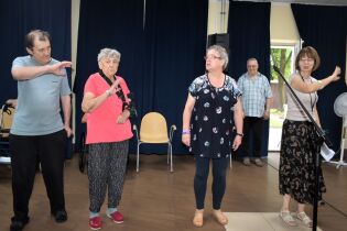 Próba 21.08.2024 Troje mieszkańców i terapeuta stoją w szeregu.